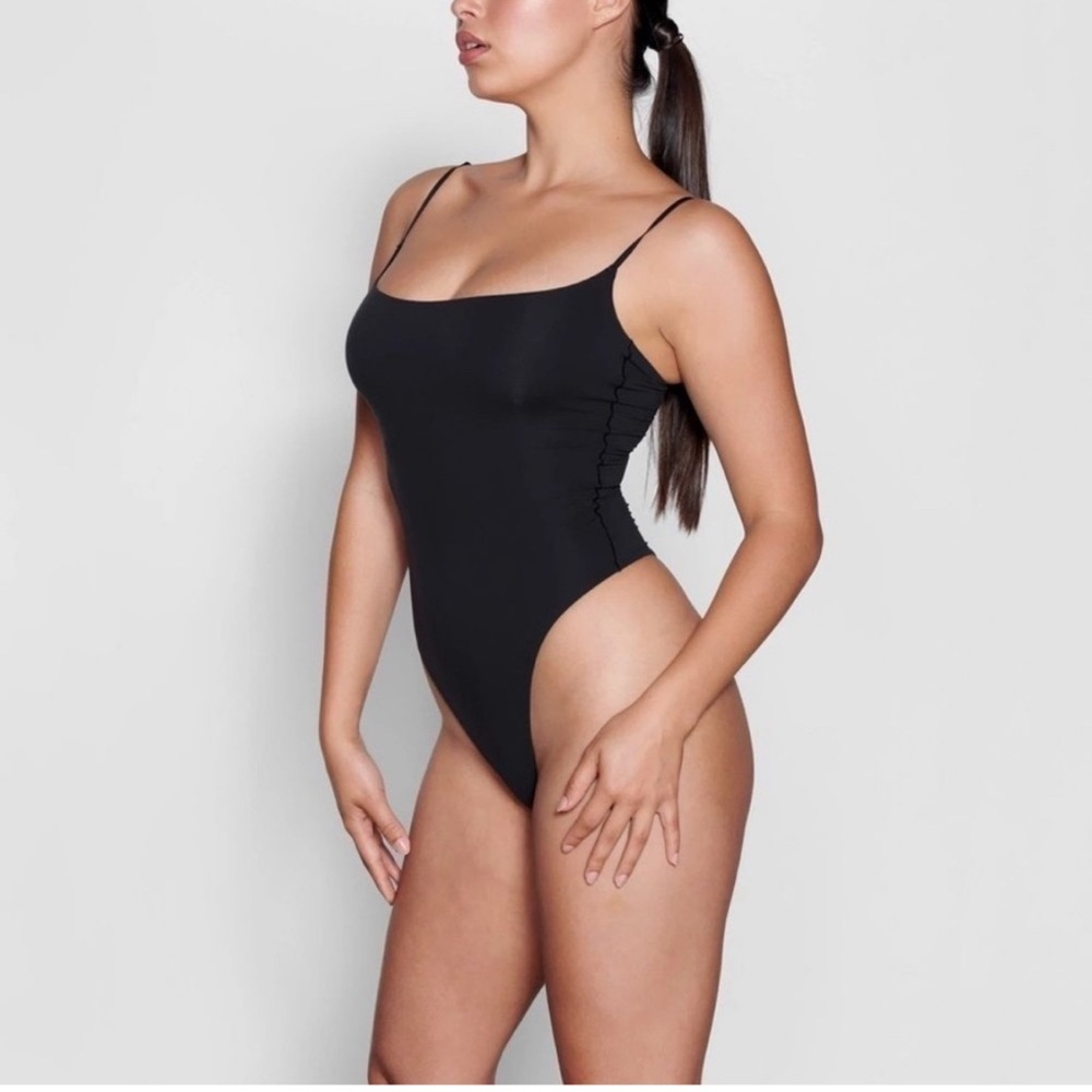 SKIMS Fits Everybody Cami Thong Bodysuit in Onyx size M